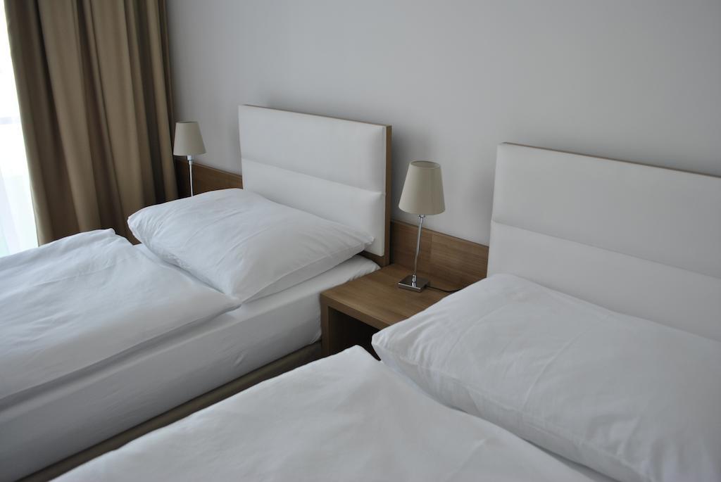 Hotel Golf Jezera Ostrožská Nová Ves Bagian luar foto