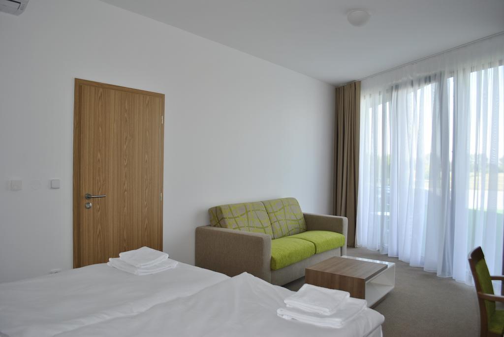 Hotel Golf Jezera Ostrožská Nová Ves Bagian luar foto
