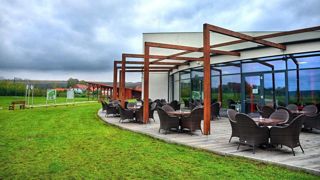 Hotel Golf Jezera Ostrožská Nová Ves Bagian luar foto