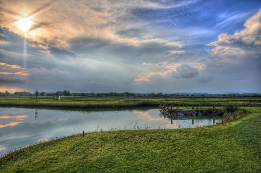 Hotel Golf Jezera Ostrožská Nová Ves Bagian luar foto